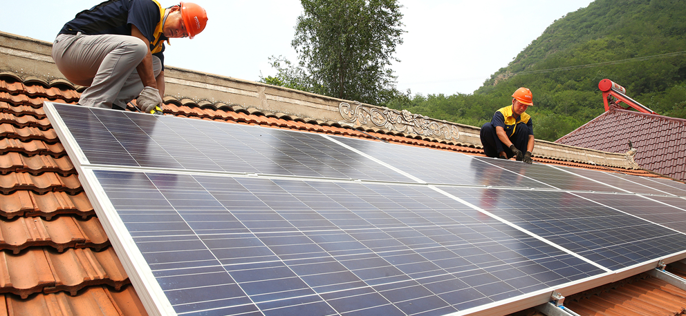 Auf Wohndach installierte Sonnenkollektoren